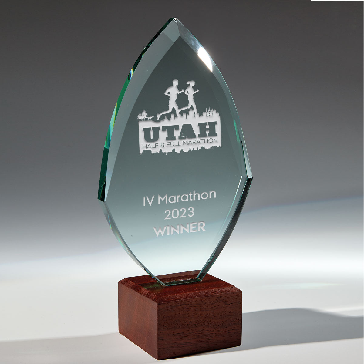 TROFEO CRISTAL CON PEANA DE MADERA