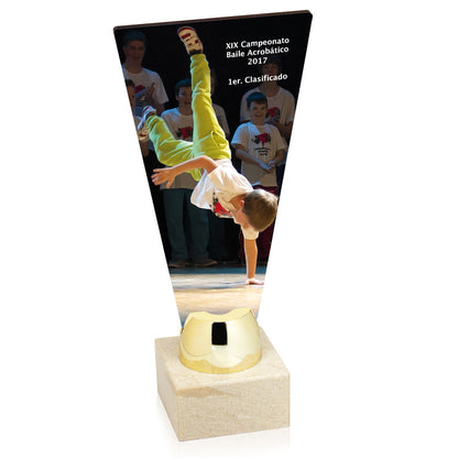 TROFEO DM TRIANGULO CON PEANA DE MÁRMOL