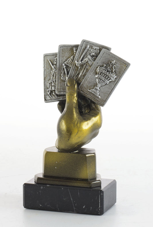 TROFEO DE BARAJA DE CARTAS EN MANO