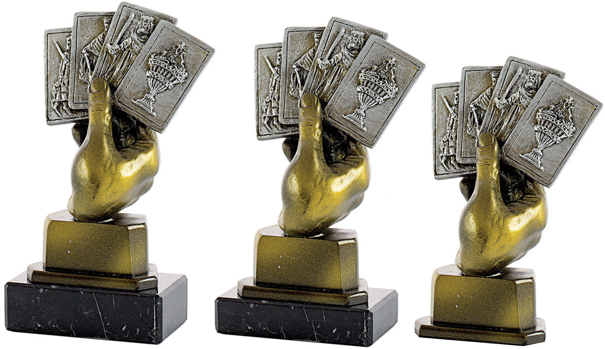 TROFEO DE BARAJA DE CARTAS EN MANO
