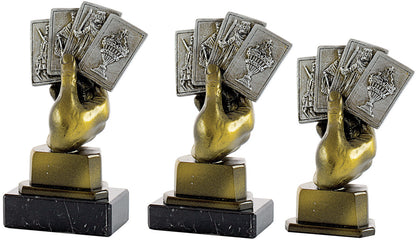 TROFEO DE BARAJA DE CARTAS EN MANO