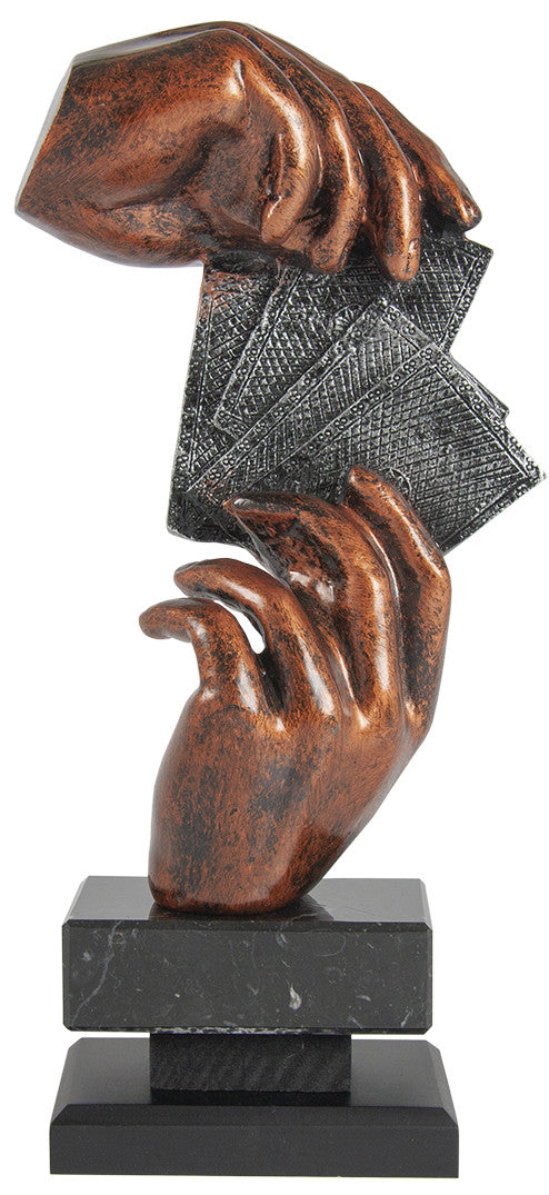 Trofeo cartas con las manos