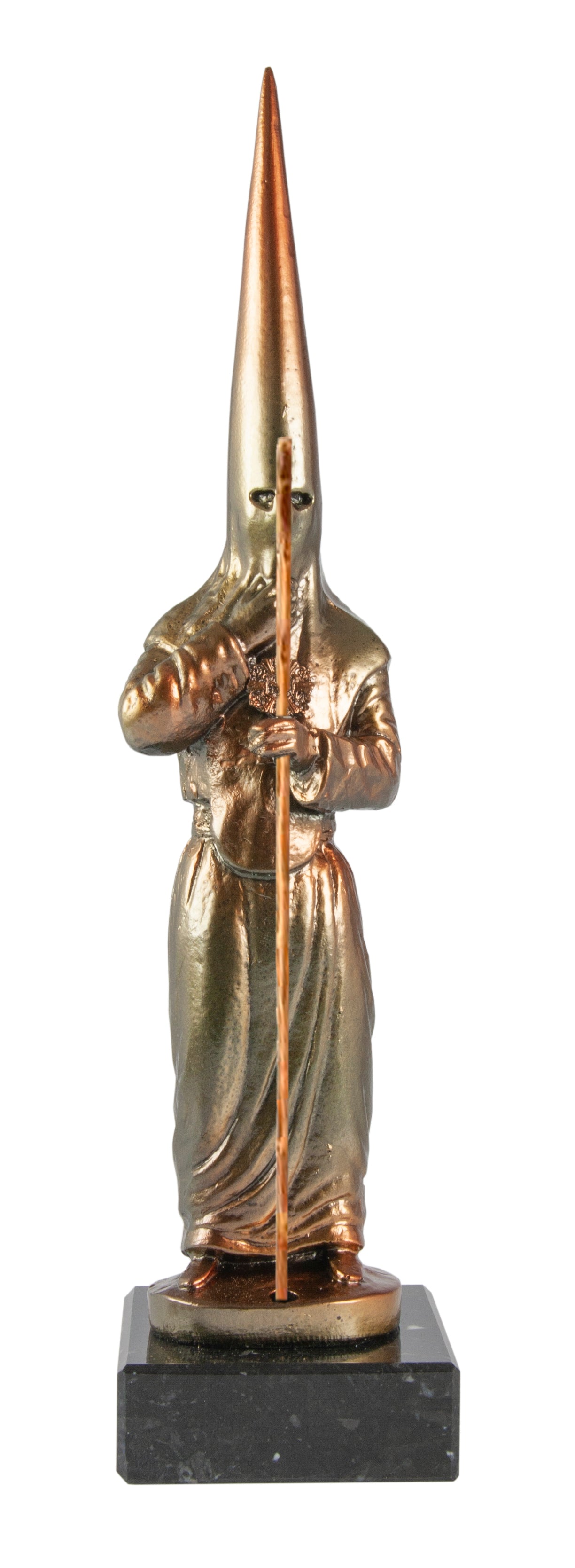 NAZARENO CON EMBLEMA EN EL PECHO